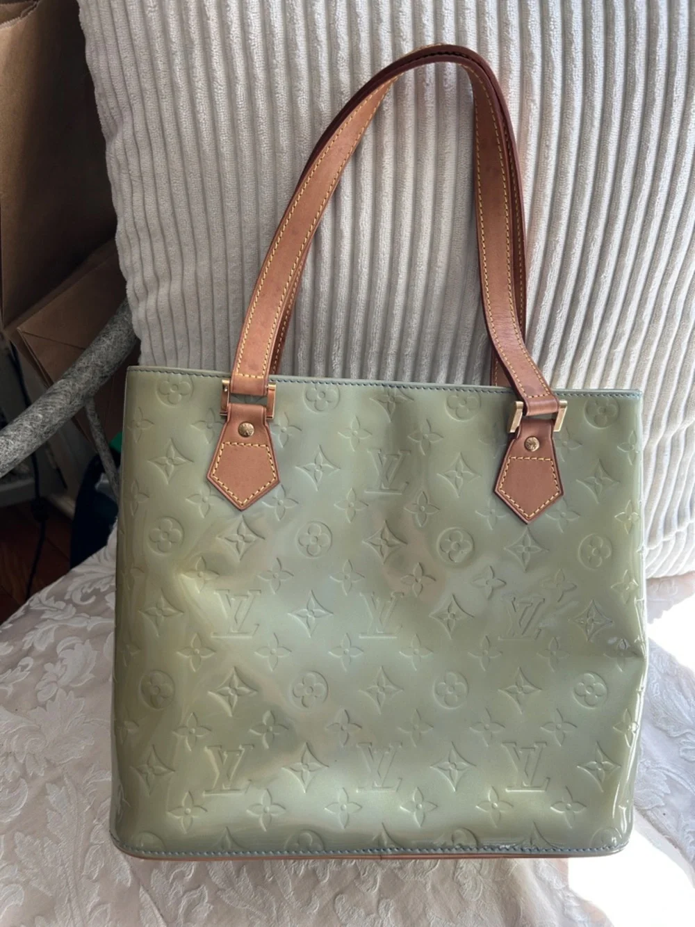 7007. ✨LUXURY✨Louis Vuitton Olive Vernis MonoTote w/ Tan Leather Handles. COA. - Picture 2 of 16